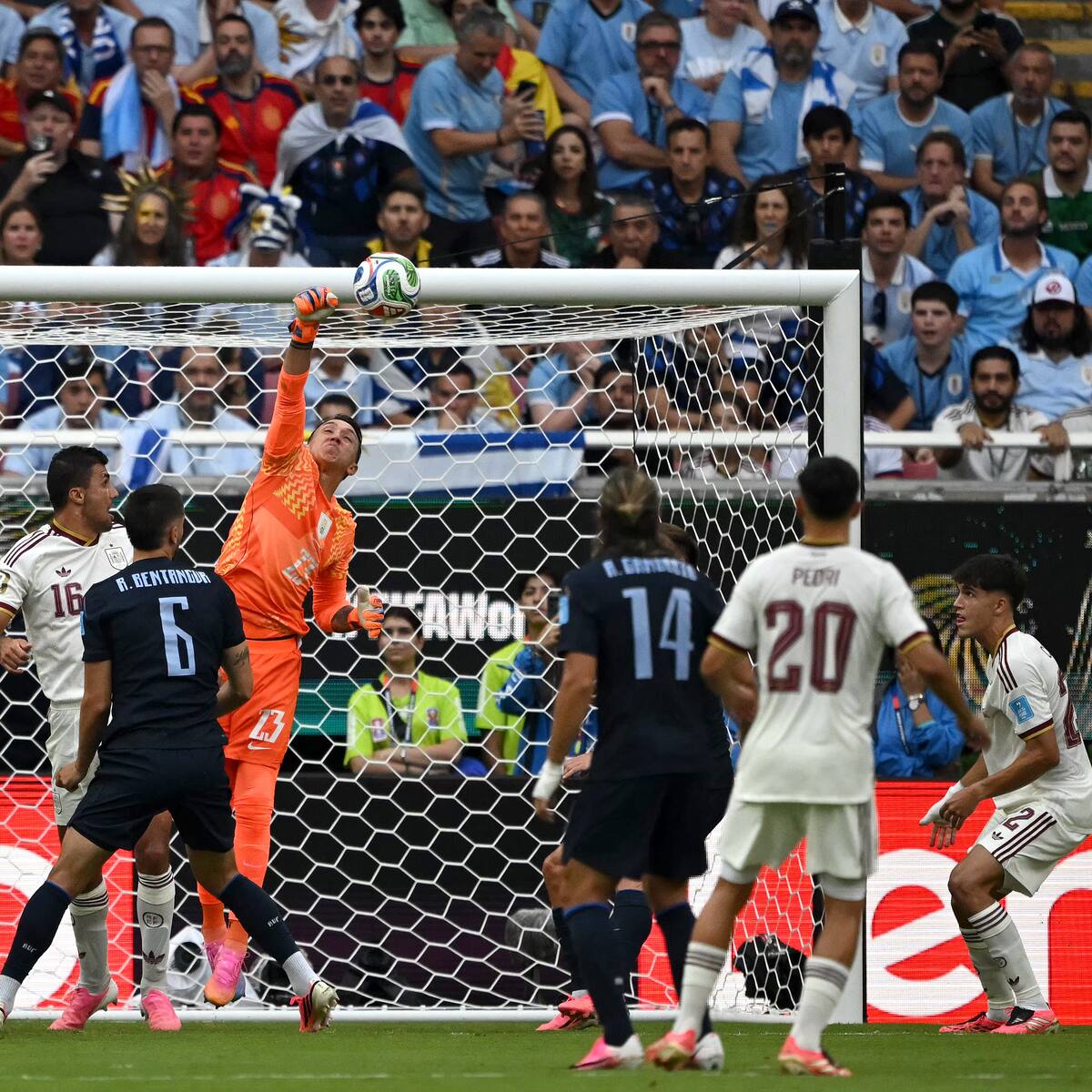 Bielsa sentencia su ciclo en Uruguay: cae ante España con un insólito error de Muslera y dice adiós al Mundial