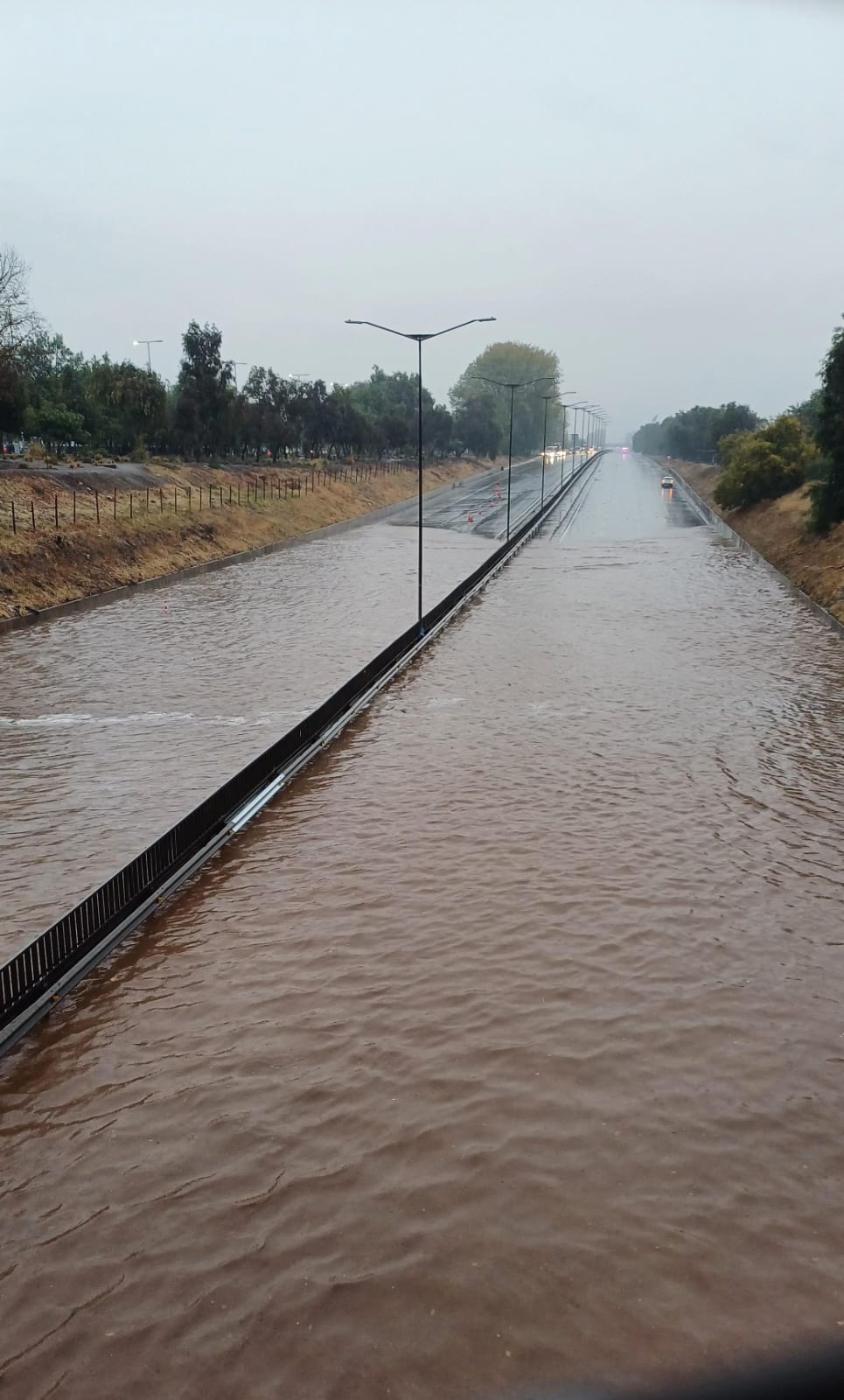 Autoridades reportan corte en ruta 68 por inundaciones en paso bajo nivel de Pudahuel