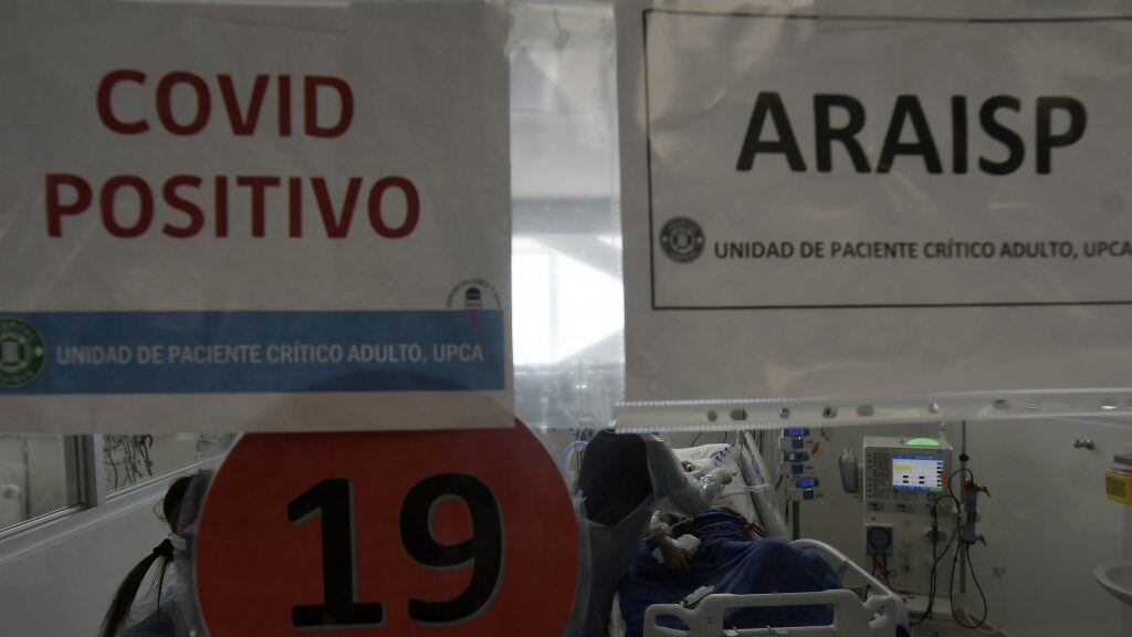 05 de Agosto de 2021 / IQUIQUEUna disminución de casos positivos por Covid-19, se registra en las salas UCI del hospital regional de Iquique.
En la imagen, un paciente es atendido por una funcionaria.
FOTO: CRISTIAN VIVERO BOORNES/AGENCIAUNO