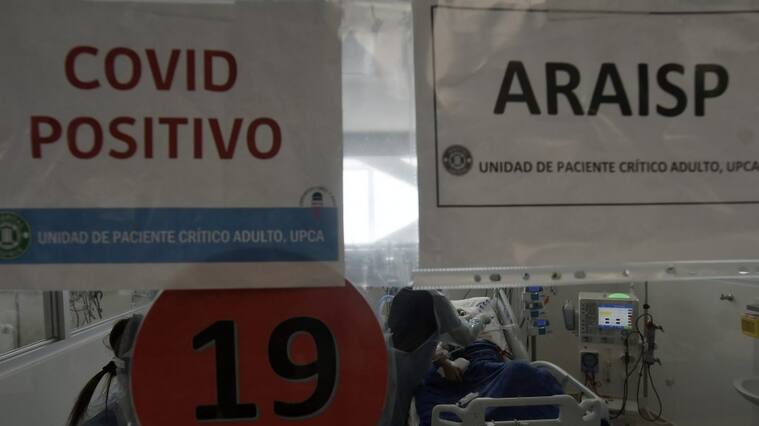 05 de Agosto de 2021 / IQUIQUEUna disminución de casos positivos por Covid-19, se registra en las salas UCI del hospital regional de Iquique.
En la imagen, un paciente es atendido por una funcionaria.
FOTO: CRISTIAN VIVERO BOORNES/AGENCIAUNO