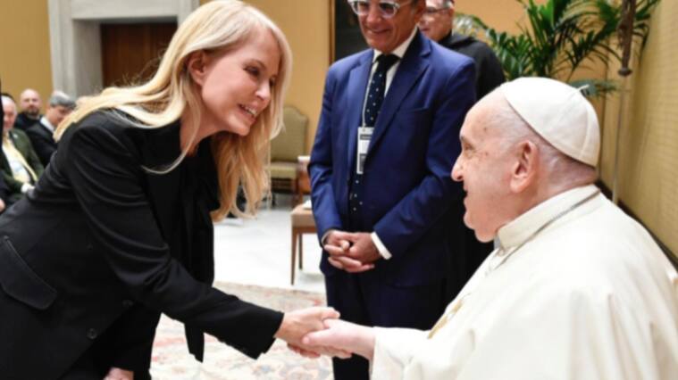 Cecilia Bolocco y Papa Francisco en el Vaticano