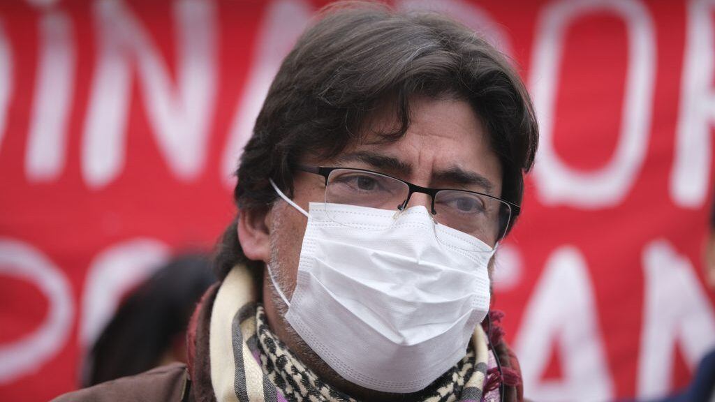 19 De Junio del 2021/SantiagoEl candidato a presidente por el Partido Comunista y actual alcalde de la comuna de Recoleta, Daniel Jadue, se reune con vecinos de la comuna de Maipu y realiza un puerta a puerta para conversar con ellos.

FOTO: DANIEL ARAYA MARTIN/AGENCIAUNO