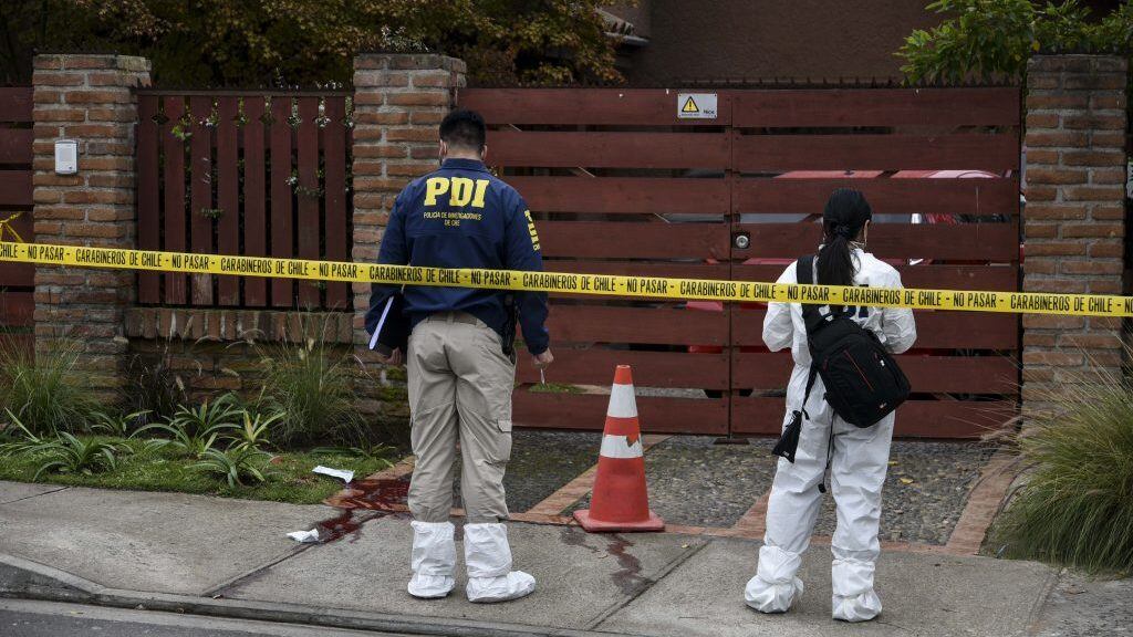 18 DE MAYO DE 2020/VIÑA DEL MARFuncionarios de la brigada de Homicidios de la Policia de investagaciones trabaja en el lugar donde durante la mañana un hombre le habría disparado dos veces, impactando en el estomago y en la cabeza, al dueño de una casa en Bosques de Montemar. Vecinos aluden a que habría sido un sicario quien perpetro el ataque. En estos momentos la persona afectada se encuentra en estado de gravedad en el Hospital Naval.
FOTO: MIGUEL MOYA/AGENCIAUNO