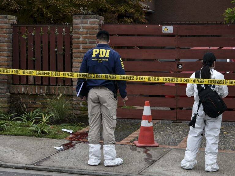 18 DE MAYO DE 2020/VIÑA DEL MARFuncionarios de la brigada de Homicidios de la Policia de investagaciones trabaja en el lugar donde durante la mañana un hombre le habría disparado dos veces, impactando en el estomago y en la cabeza, al dueño de una casa en Bosques de Montemar. Vecinos aluden a que habría sido un sicario quien perpetro el ataque. En estos momentos la persona afectada se encuentra en estado de gravedad en el Hospital Naval.
FOTO: MIGUEL MOYA/AGENCIAUNO