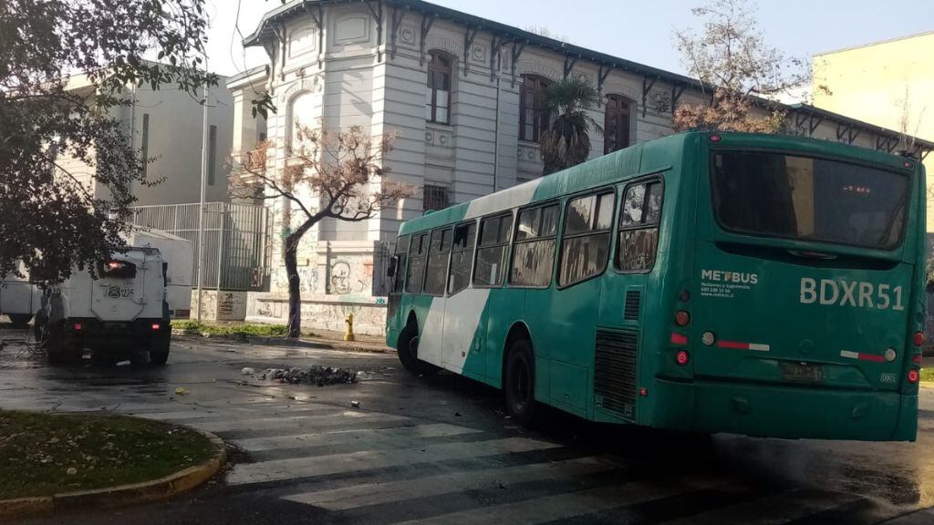 Incendio, bus incendiado, Liceo de Aplicación, 1024x576 jpg ok