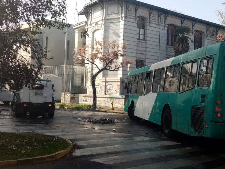 Incendio, bus incendiado, Liceo de Aplicación, 1024x576 jpg ok