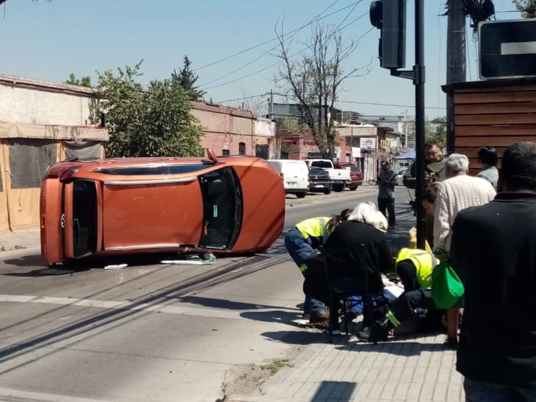 Dos menores de edad heridos y un auto volcado deja choque en San Joaquín