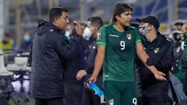 SANTIAGO, CHILE - JUNE 08: Marcelo Moreno Martins of Bolivia argues with head coach César Farías after being substituted during a match between Chile and Bolivia as part of South American Qualifiers for Qatar 2022 at Estadio San Carlos de Apoquindo on June 08, 2021 in Santiago, Chile. (Photo by Alberto Valdes - Pool/Getty Images)