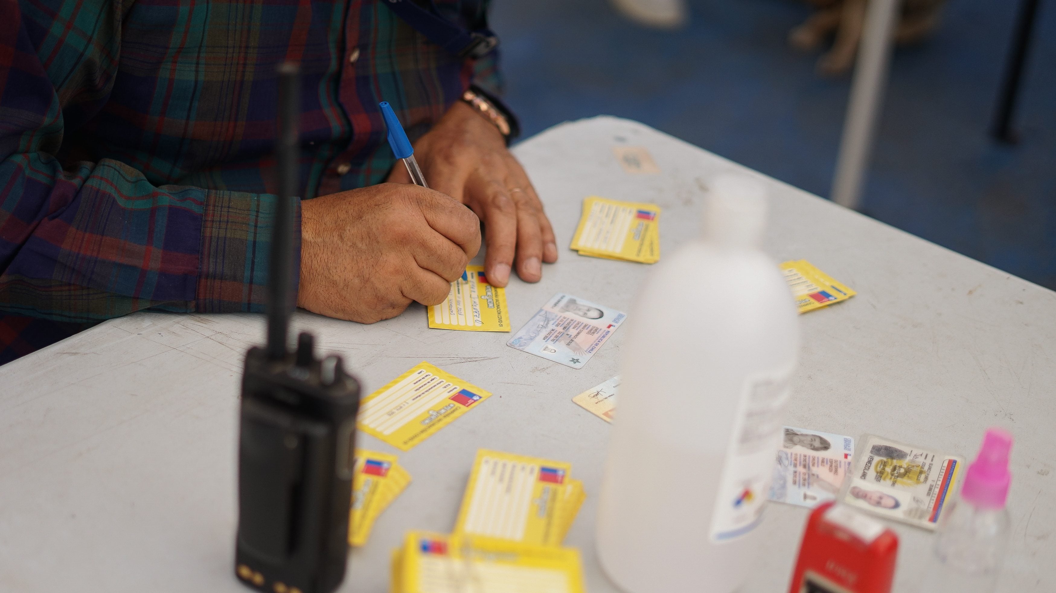 11 de noviembre de 2021 /SANTIAGOEl servicio de salud metropolitano central instaló está mañana un vacunatorio móvil en la Vega Central para aplicar las dósis de refuerzo a quienes aún se encuentran rezagados 
FOTO: FRANCISCO CASTILLO /AGENCIAUNO