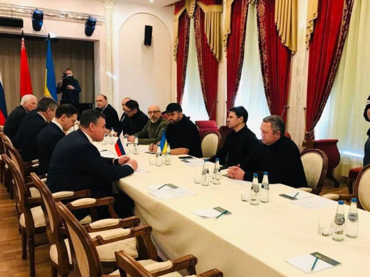 Ucrania y Rusia dialogan tras escalada del conflicto mientras el Kremlin alista ofensiva