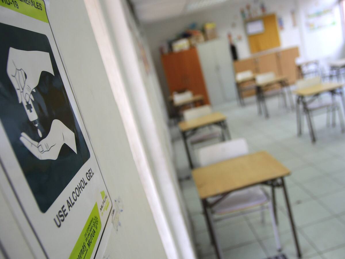 Médico experto en Salud Pública insistió en que aún no están las condiciones para retomar las clases presenciales en Chile