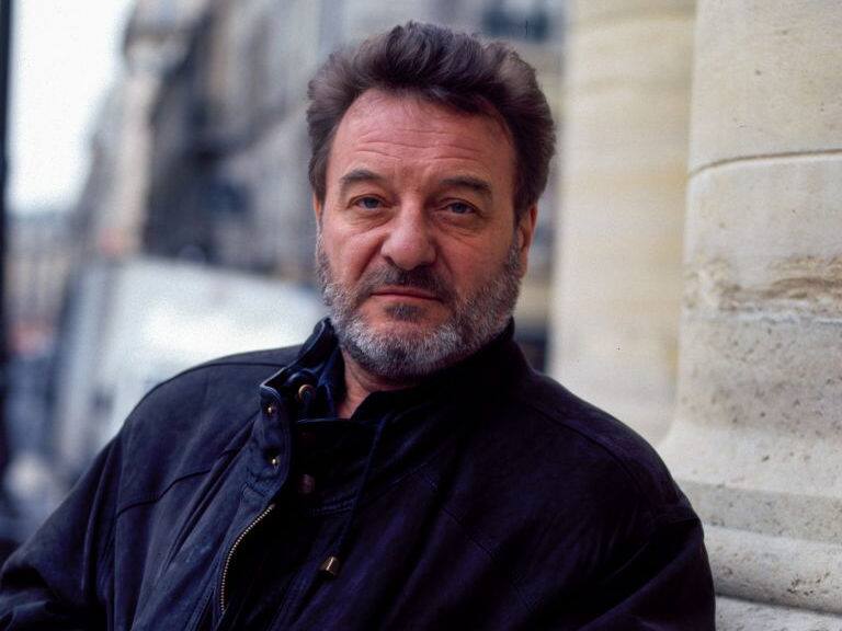 Patricio Manns, chanteur, musicien, romancier et poèt chilien, à Paris en février 1996, France. (Photo by Louis MONIER/Gamma-Rapho via Getty Images)
