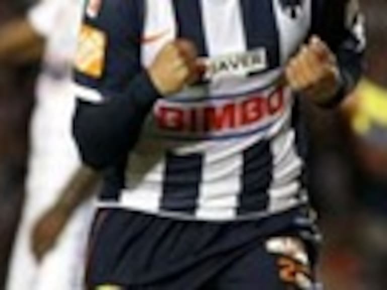 Humberto Suazo anotó un doblete para sacar campeón a Monterrey