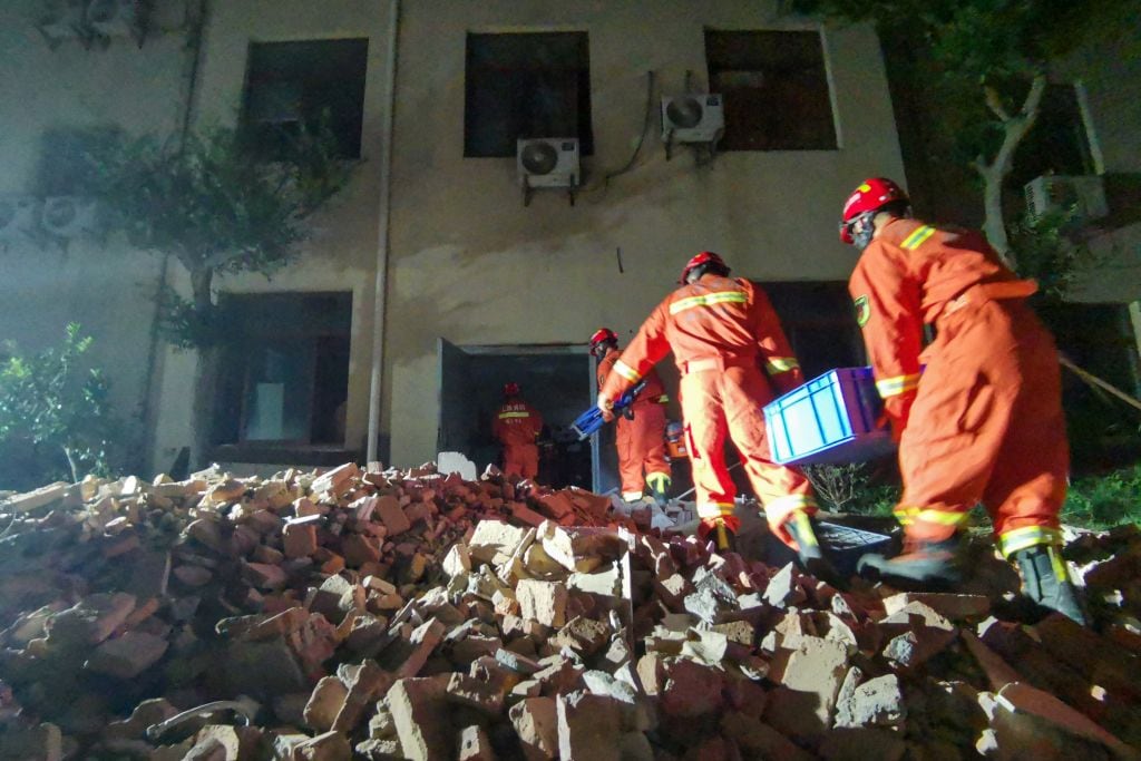 Rescatistas buscan sobrevivientes en el derrumbado hotel en Suzhou