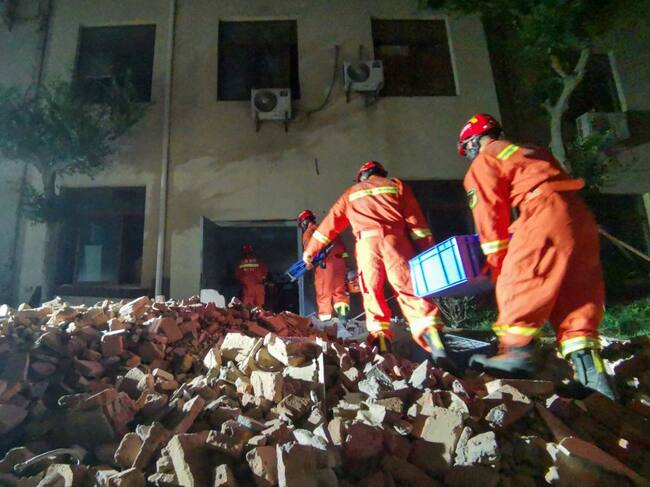 Rescatistas buscan sobrevivientes en el derrumbado hotel en Suzhou
