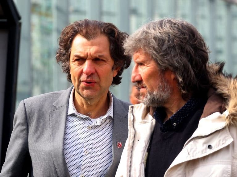 11 de Julio del 2019/SANTIAGOAnibal Mosa(i) y Daniel Morón son vistos antes del show de presentación de la nueva indumentaria de Colo Colo, en la cancha del Estadio Monumental.
FOTO: HANS SCOTT/AGENCIAUNO