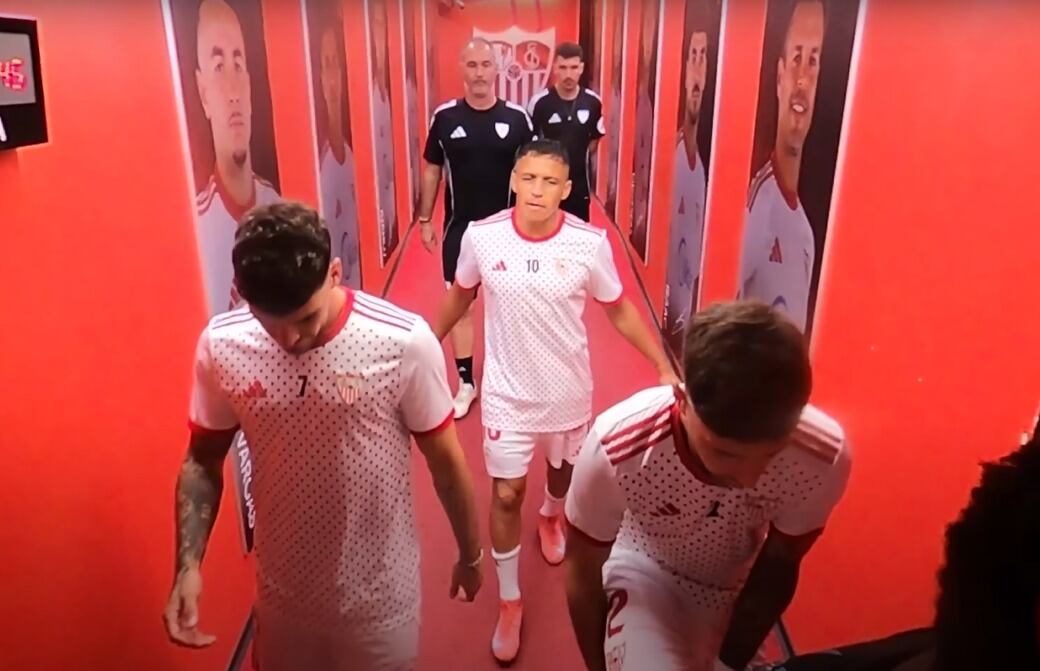 Alexis Sánchez en el túnel de salida del Ramón Sánchez-Pizjuán