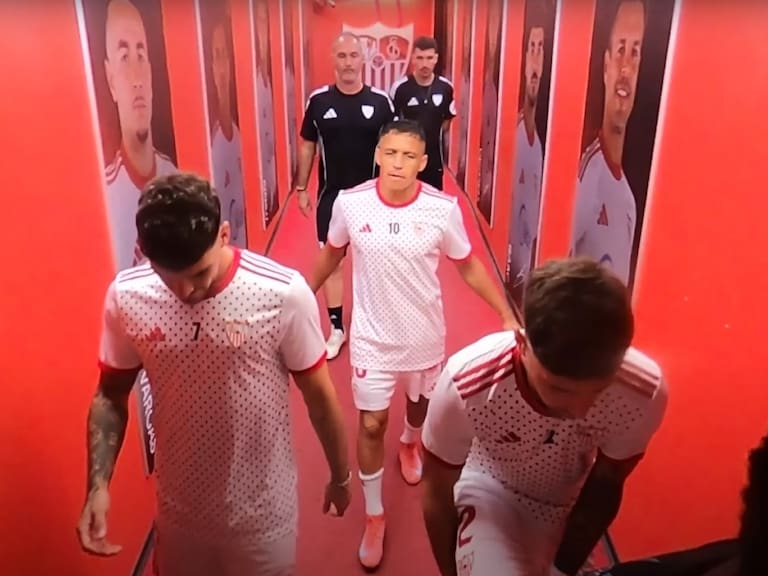 Alexis Sánchez en el túnel de salida del Ramón Sánchez-Pizjuán