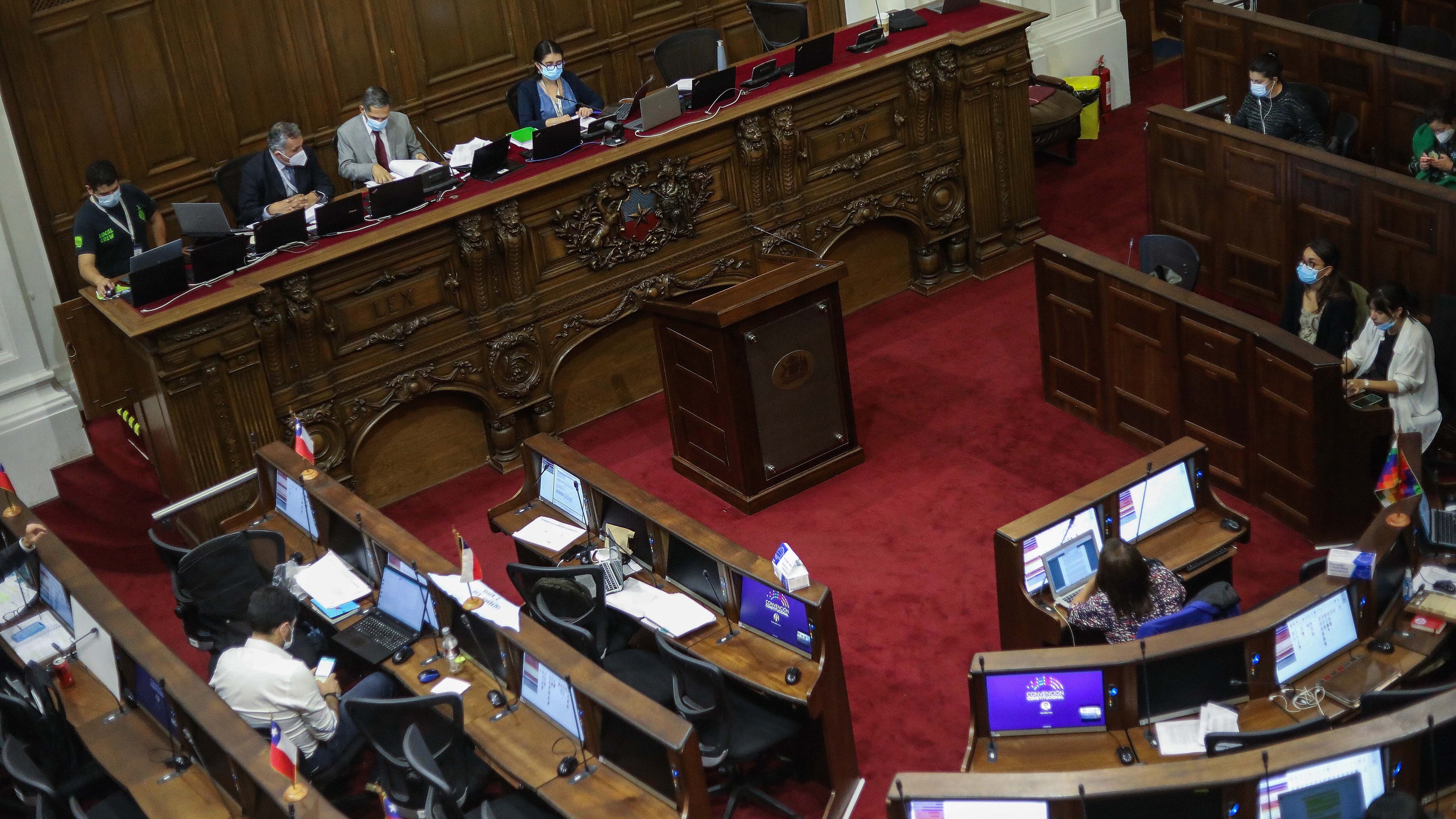 11 de Abril del 2022/SANTIAGOLos convencionales, durante la Sesión N°80 del Pleno de la Convención Constitucional, que se realiza en el ex congreso Nacional.
FOTO: SEBASTIAN BELTRAN GAETE/AGENCIAUNO