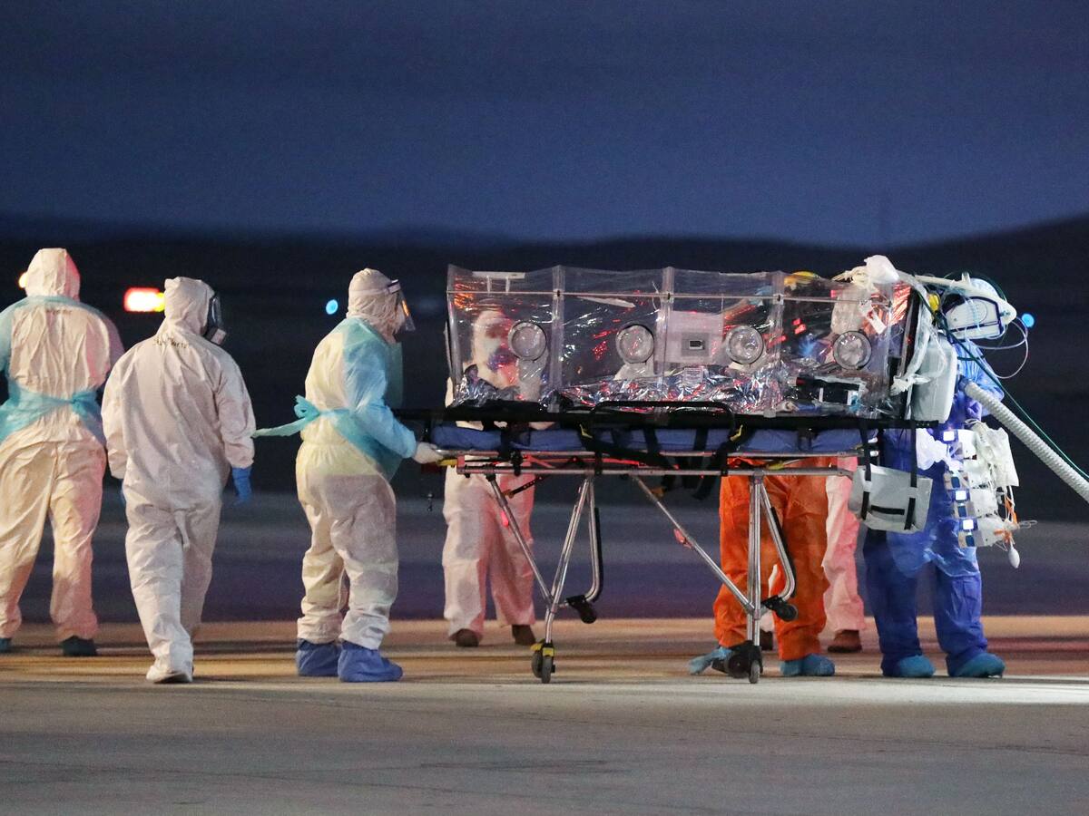 Cuatro pacientes con coronavirus son trasladados en avión de la FACh desde Antofagasta hacia Santiago