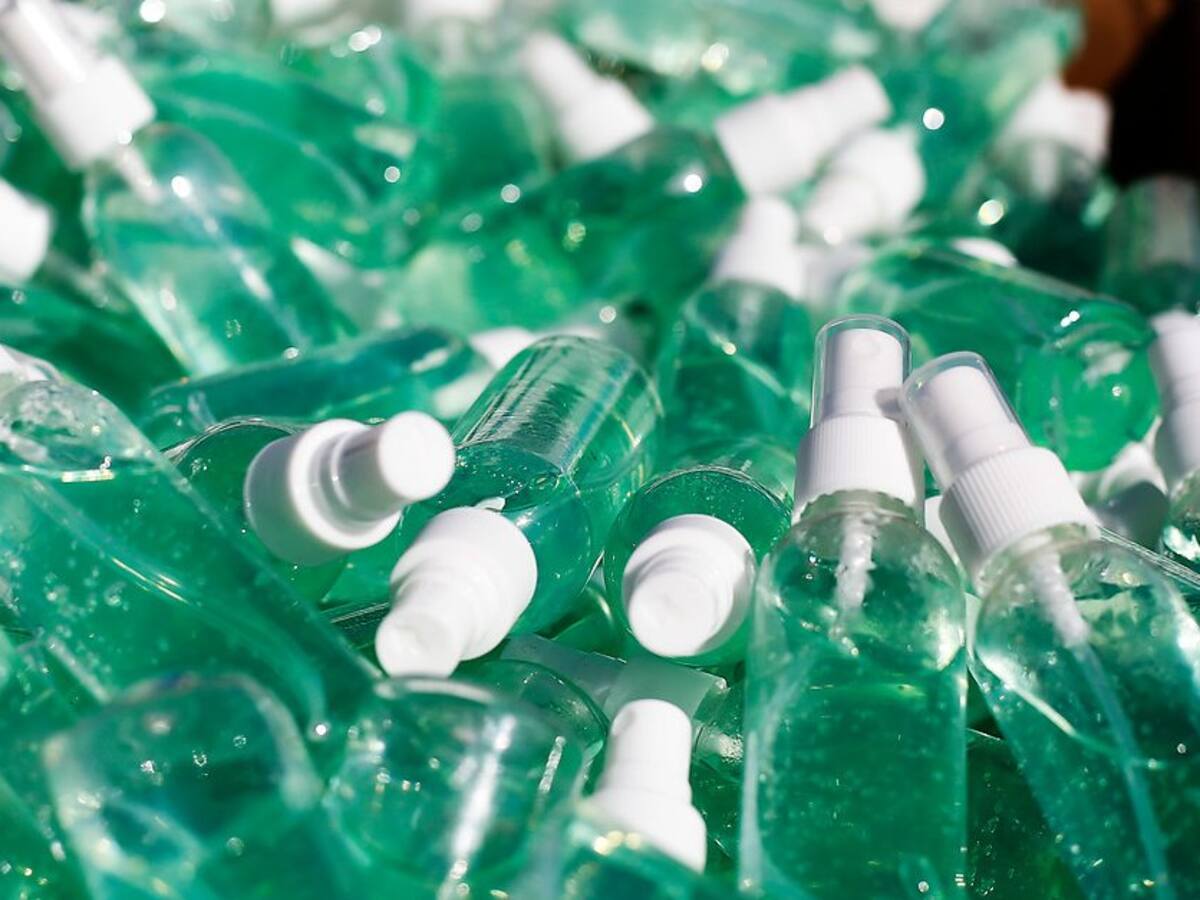 Trabajadores denunciaron que Seremi de Salud Metropolitana compró alcohol gel adulterado