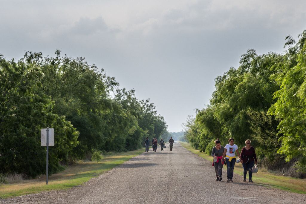 Un grupo de inmigrantes caminan por La Joya en Texas