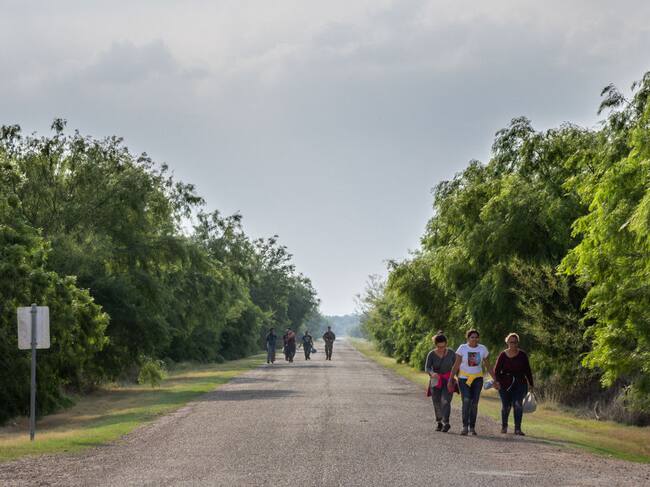 Un grupo de inmigrantes caminan por La Joya en Texas