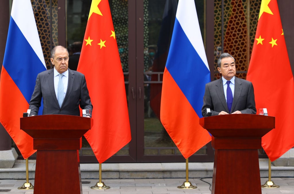 Los cancilleres Sergei Lavrov y Wang Yi hablan con los medios en China