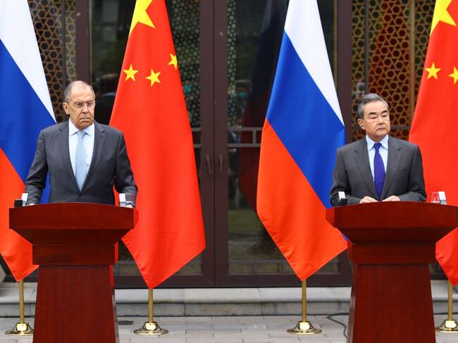 Los cancilleres Sergei Lavrov y Wang Yi hablan con los medios en China