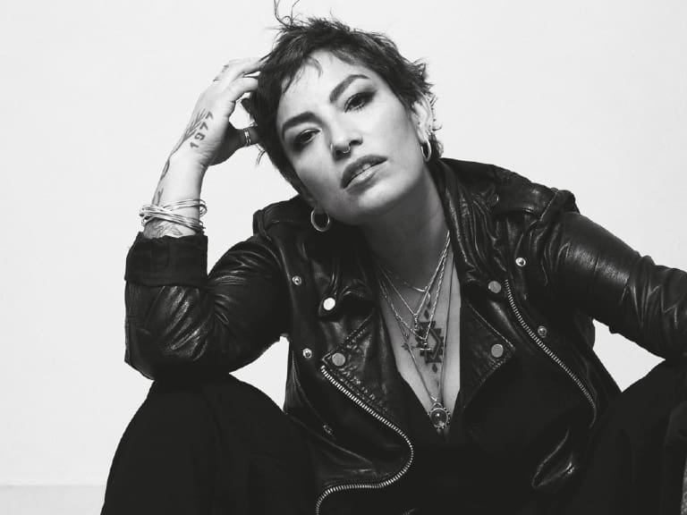 Ana Tijoux explora la amistad, el deseo y el rap en su primer libro: «Sacar la voz»