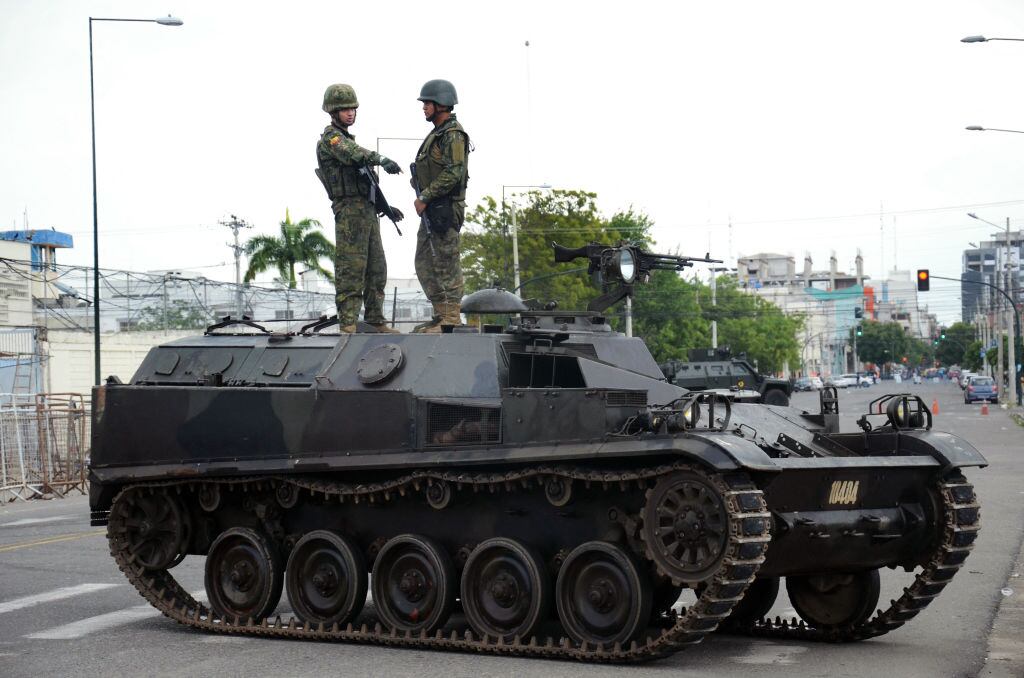 Soldados de Ecuador, acompañados de un tanque militar, custodian las calles en las cercanías de la prisión de Machala.