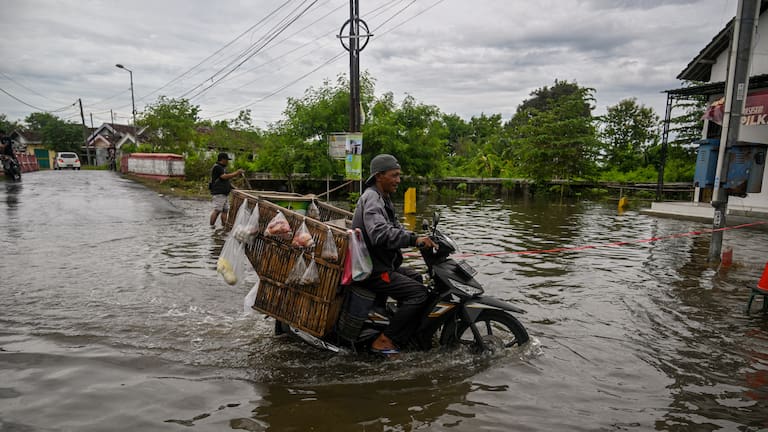 Lluvias torrenciales generan impresionantes inundaciones en Indonesia
