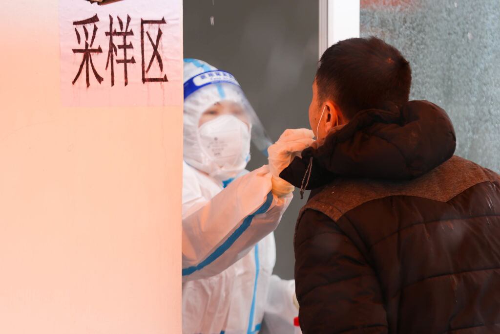 Personal médico realiza test del covid-19 en la ciudad de Yanji