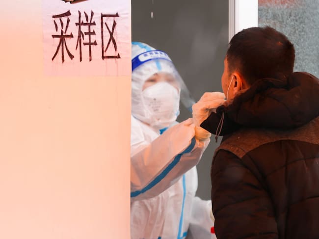 Personal médico realiza test del covid-19 en la ciudad de Yanji