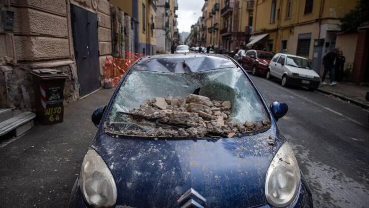 Las imágenes que dejó el terremoto en Nápoles, Italia
