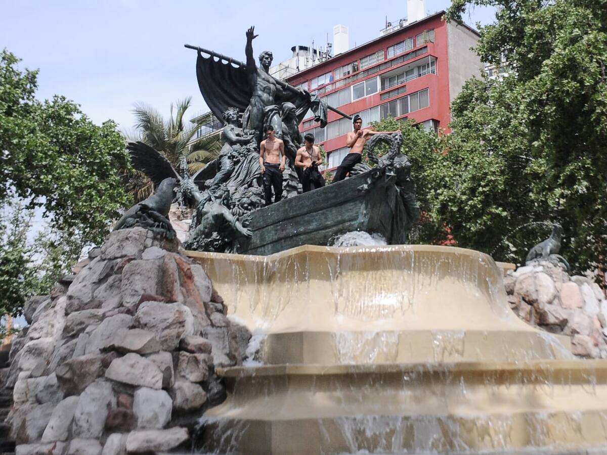 A menos de 24 horas de su reinauguración: así quedó la Fuente Alemana del Parque Forestal tras ser vandalizada