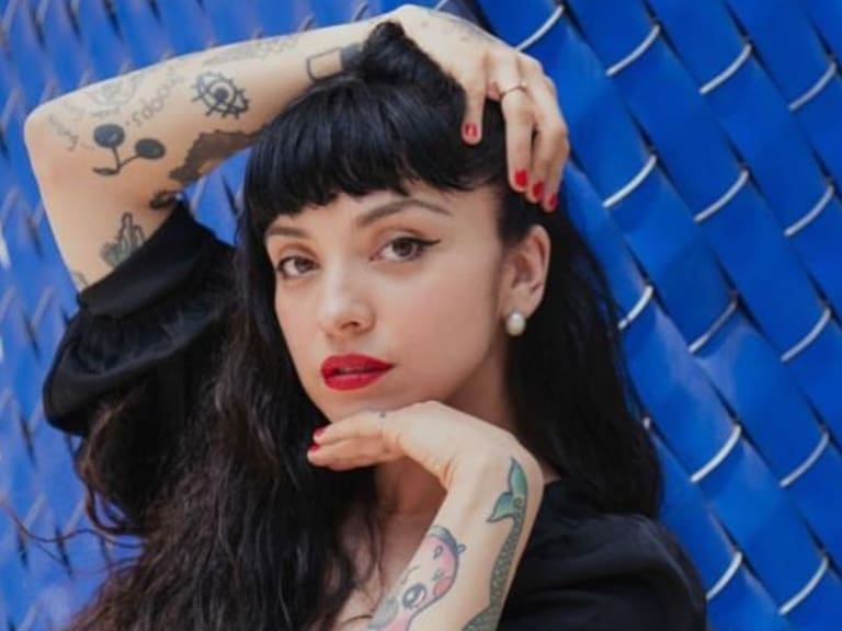 «¡Viva México!»: Mon Laferte recibe carta de nacionalización mexicana