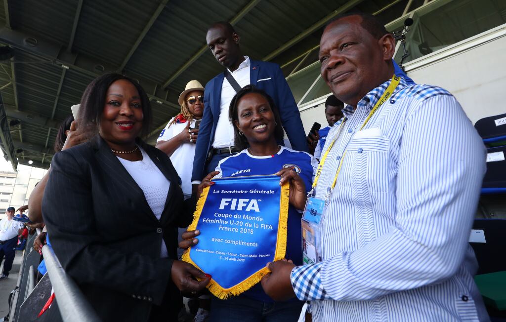 La secretaria general de la FIFA, Fatma Samoura, entrega un obsequio a Yves Jean-Bart