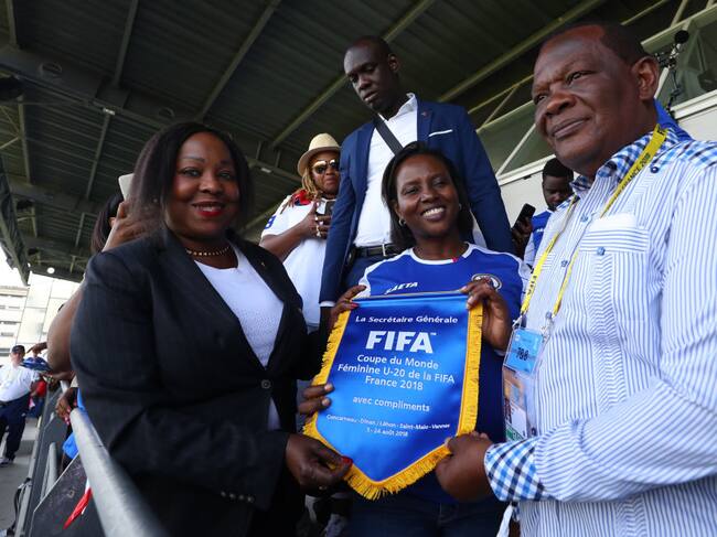 La secretaria general de la FIFA, Fatma Samoura, entrega un obsequio a Yves Jean-Bart