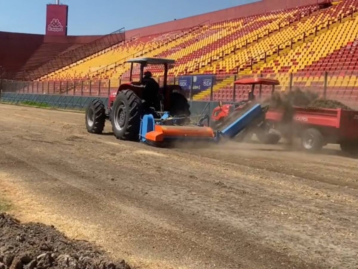 Unión Española continúa realizando trabajos en la cancha del Estadio Santa Laura