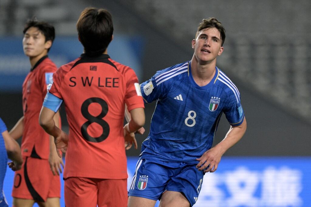 Italy's midfielder Cesare Casadei (R) celebrates after scoring a goal during the Argentina 2023 U-20 World Cup semi-final match between Italy and South Korea at the Estadio Unico Diego Armando Maradona stadium in La Plata, Argentina, on June 8, 2023. (Photo by JUAN MABROMATA / AFP)