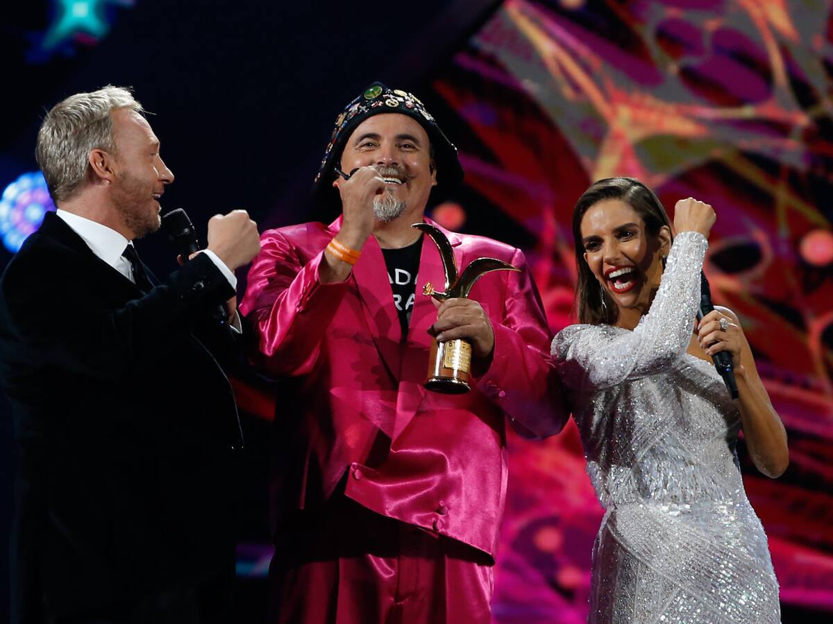 Hija de «El Flaco» se tapó un ojo mientras su padre recibía las gaviotas en Viña 2020