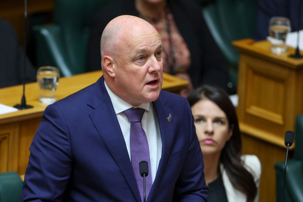 El primer ministro de Nueva Zelanda, Christopher Luxon, habla en el parlamento en Wellington sobre el informe de abusos vinculados a la iglesia.