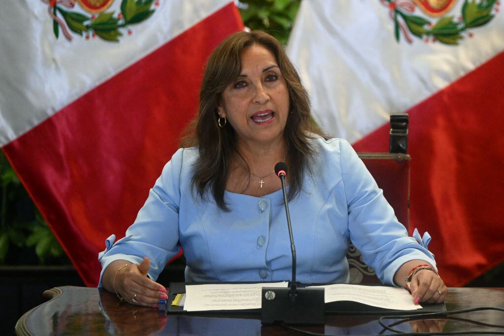 La presidenta interina del Perú, Dina Boluarte, habla ante la prensa