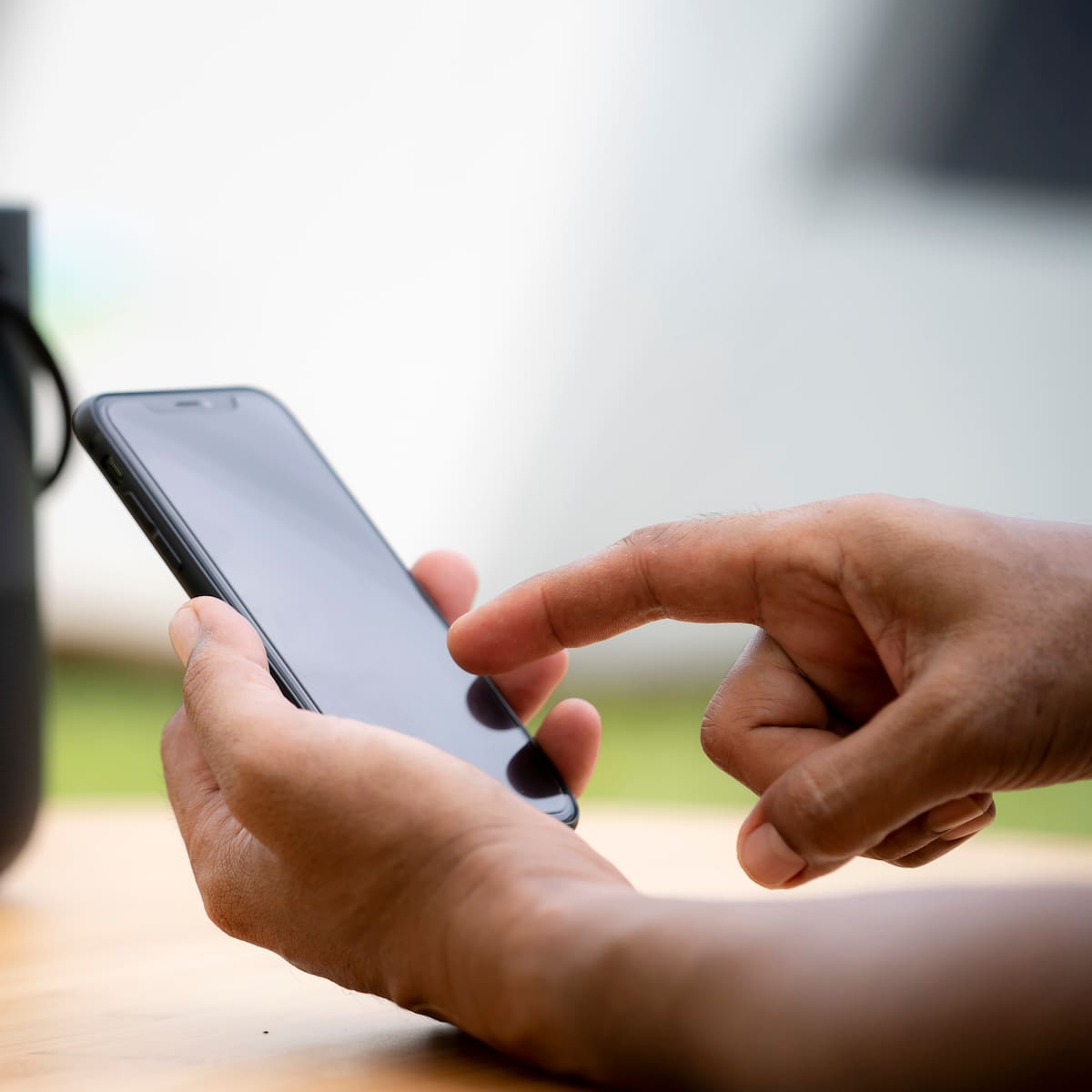 Alérgicos a los audífonos: coach entrega tip para abordar a alguien escuchando música a todo volumen en un lugar público
