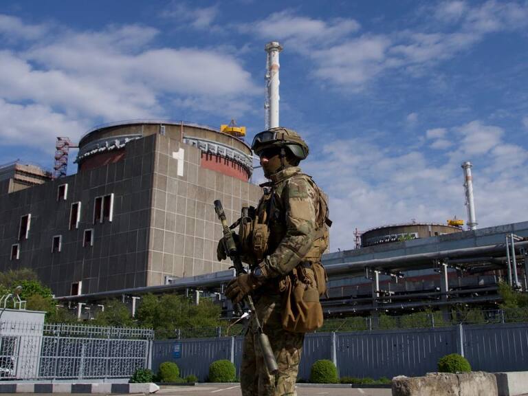 Un soldado ruso se mantiene ante la planta nuclear de Zaporizhzhia
