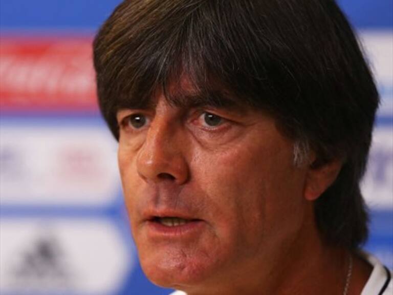 Joachim Low sintió vergüenza por los cantos nazis en el partido de Alemania