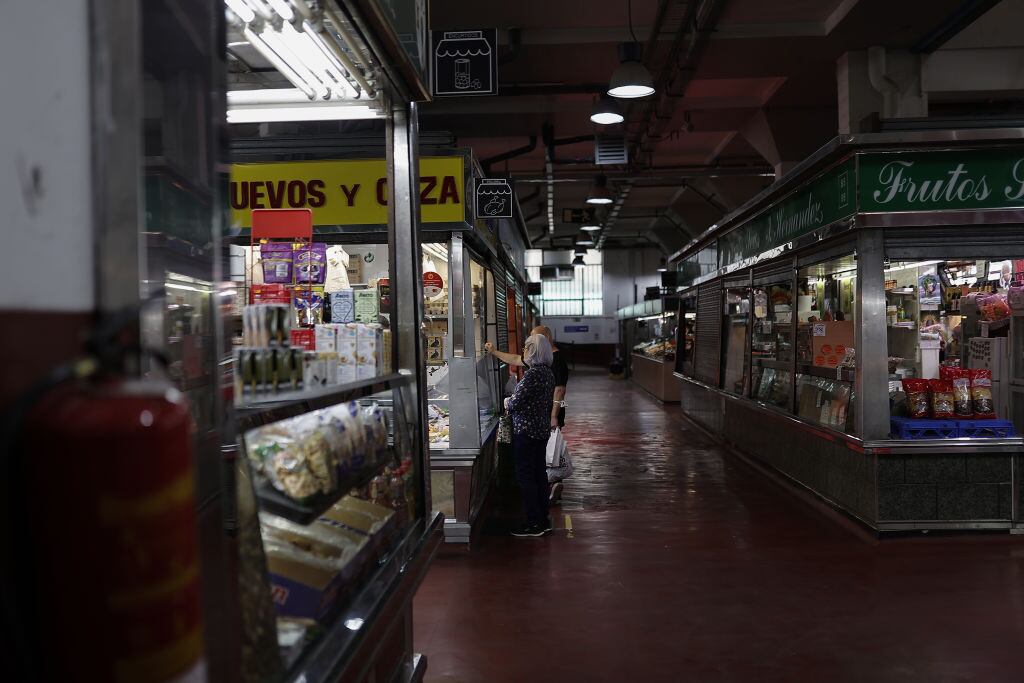 Baja presencia de público en un mercado de alimentos en España