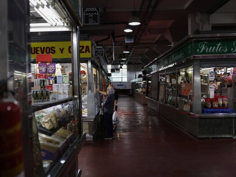 Baja presencia de público en un mercado de alimentos en España