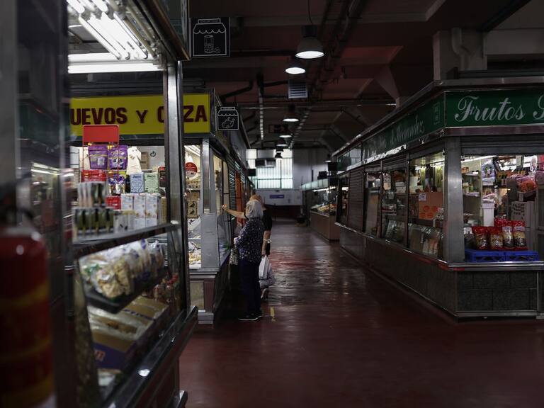 Baja presencia de público en un mercado de alimentos en España